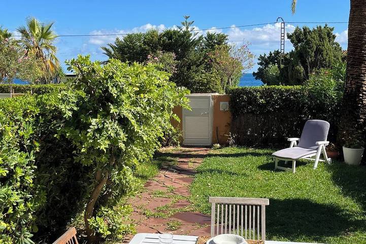 Location de vacances pour 4 personnes, avec jacuzzi et piscine ainsi que jardin et terrasse à Playa del Arenal