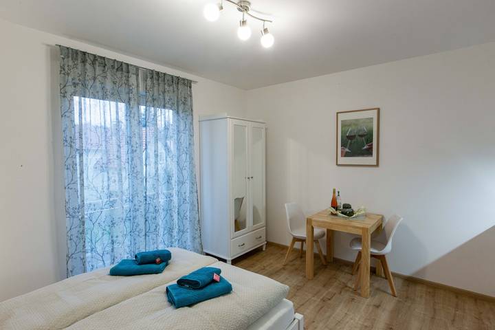 Ganze Wohnung, Ferienwohnungen Andreas Hetzel - Ferienwohnung Domina (22qm) mit Balkon in Knetzgau, Fränkisches Weinland