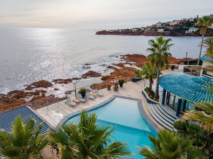 Location de vacances pour 6 personnes, avec terrasse ainsi que vue et piscine dans Plage d'Anthéor - 2