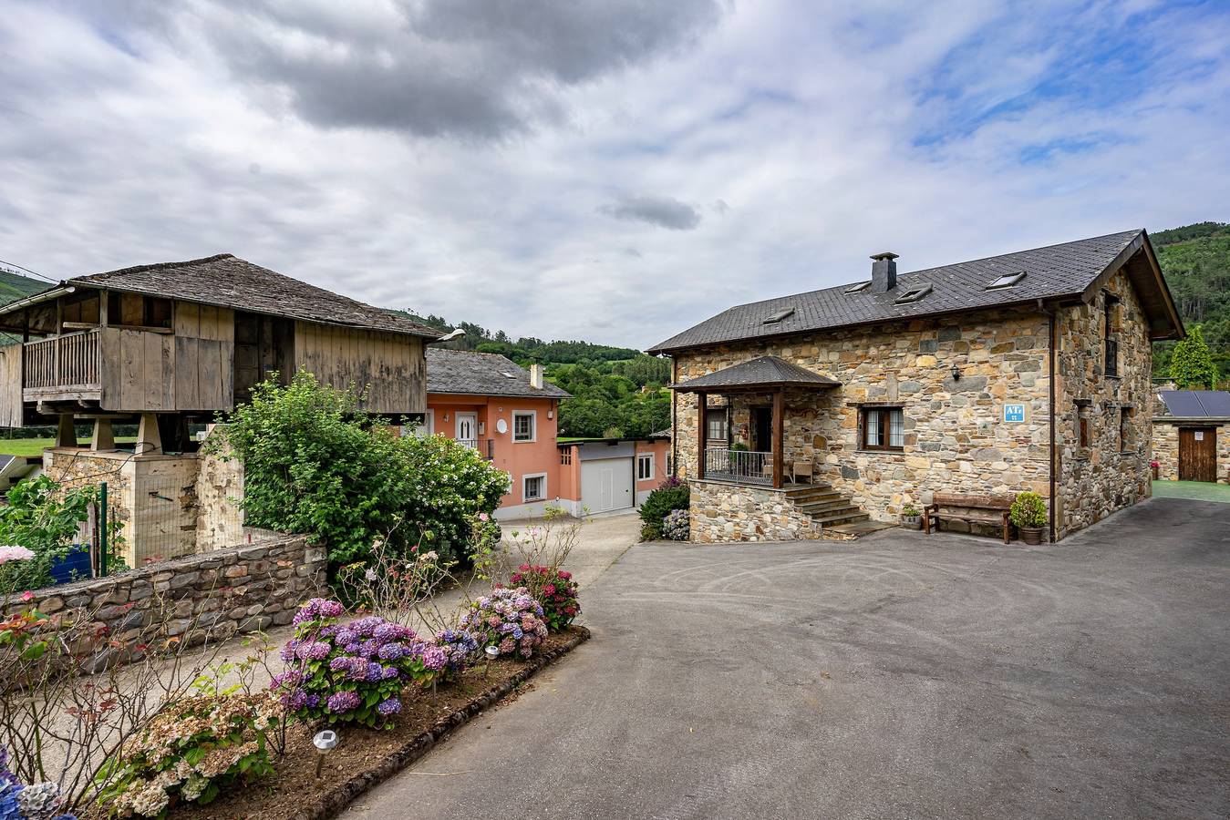 Casa rural La Calea con vistas a la montaña, jardín privado y Wi-Fi in Valdés , Costa Verde