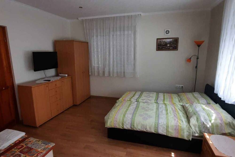 Entire apartment, Holiday apartment with Wlan and air conditioning in Keszthely, Keszthely region