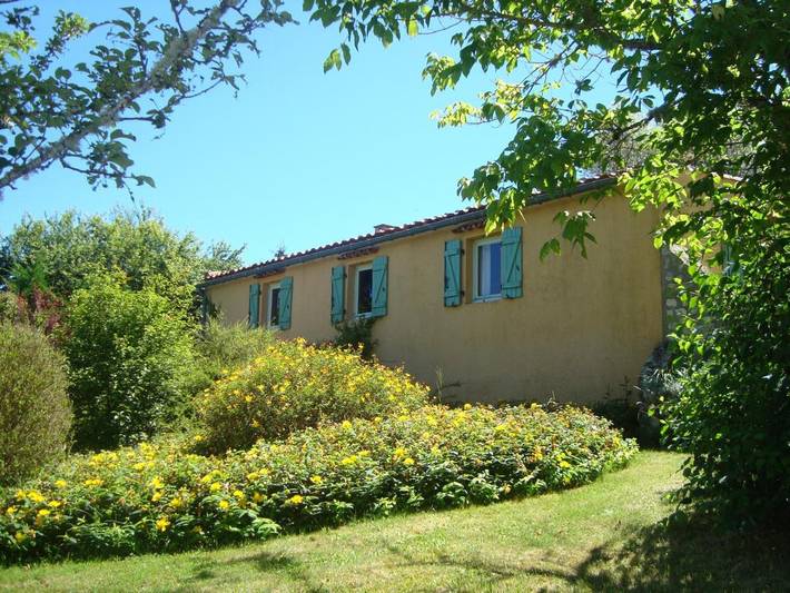 Location de vacances pour 4 personnes, avec vue ainsi que jardin et piscine, animaux acceptés dans Bellefont-La Rauze