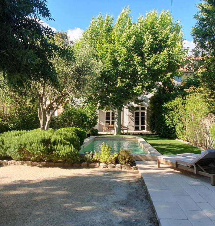 Location de vacances pour 3 personnes, avec Terrasse ainsi que Jardin et Piscine dans le Sud de la France