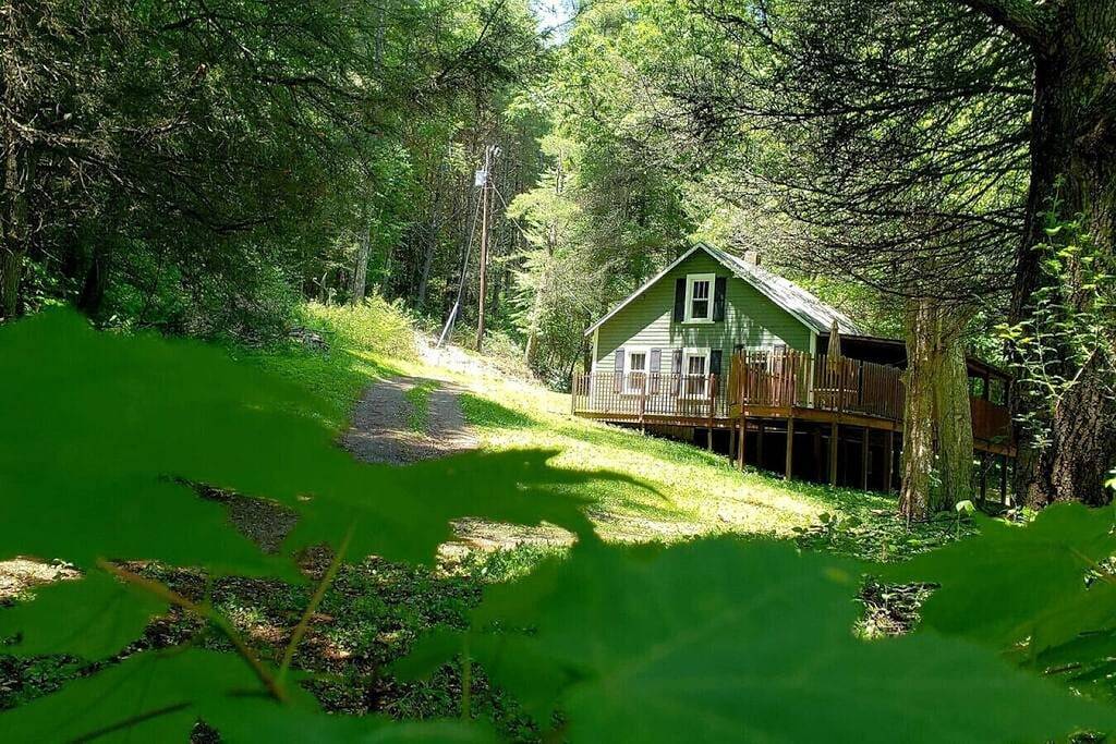 Abseits der ausgetretenen Pfade bei Buffalo Mountain Getaway in Blue Ridge Parkway, Floyd County