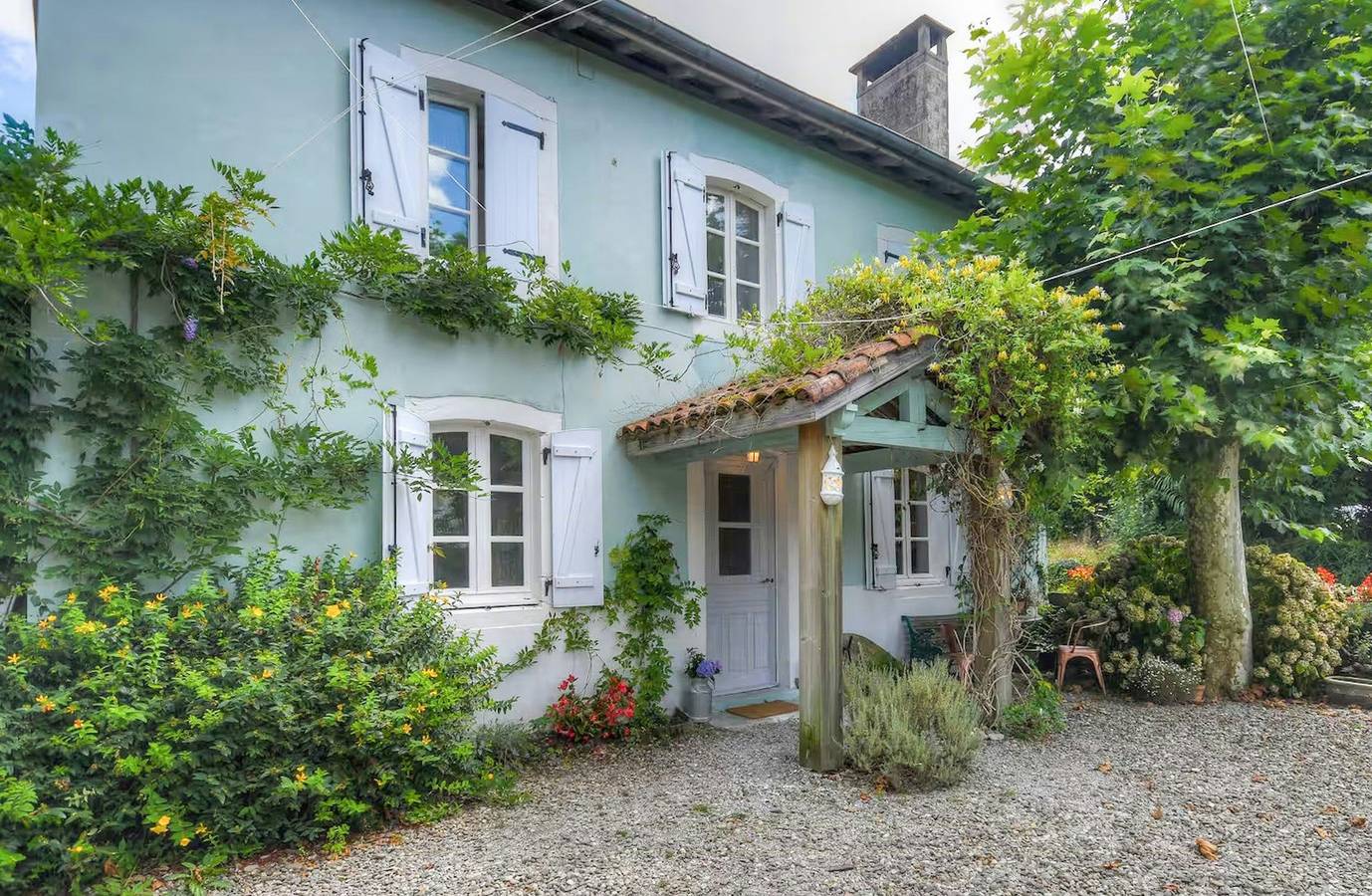 Haus am Flussufer mit Tieren in Béarn in Autevielle-Saint-Martin-Bideren, Béarn