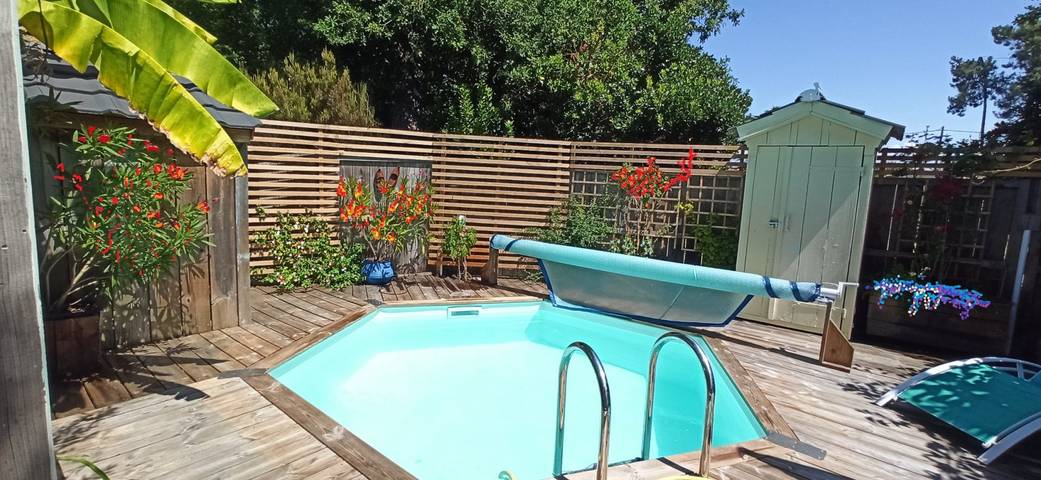 Gîte pour 2 personnes, avec piscine ainsi que jardin et terrasse