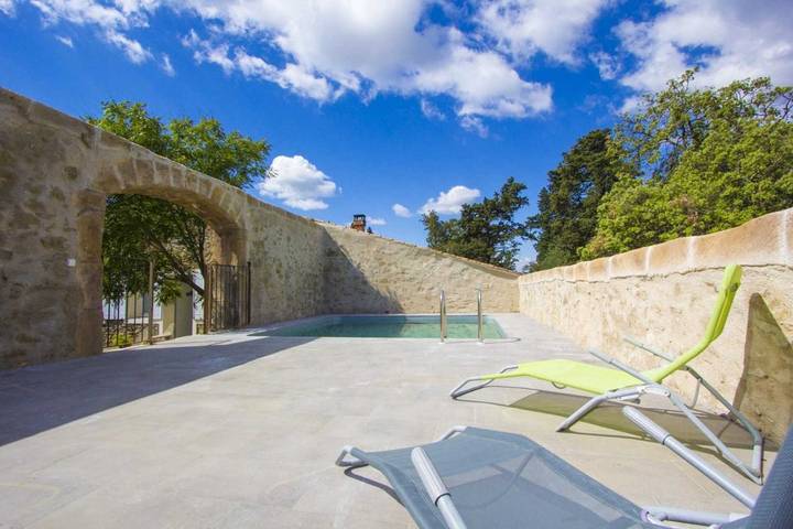 Gîte pour 4 personnes, avec piscine et terrasse à Montséret