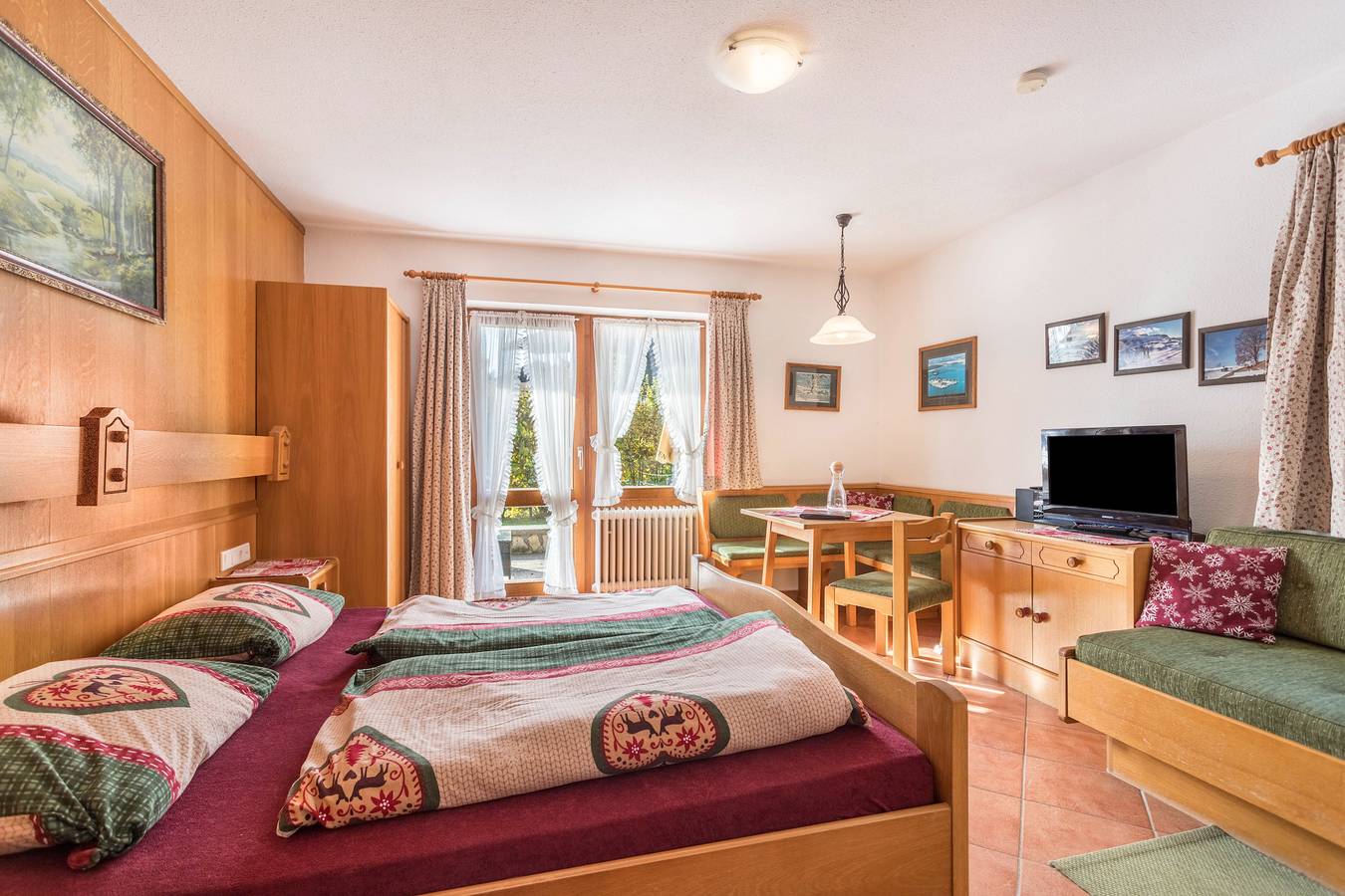 Ganzes Studio, Einzimmerapartment "Blindau" mit Bergblick, privater Terrasse und Wlan in Reit im Winkl, Bayerische Alpen