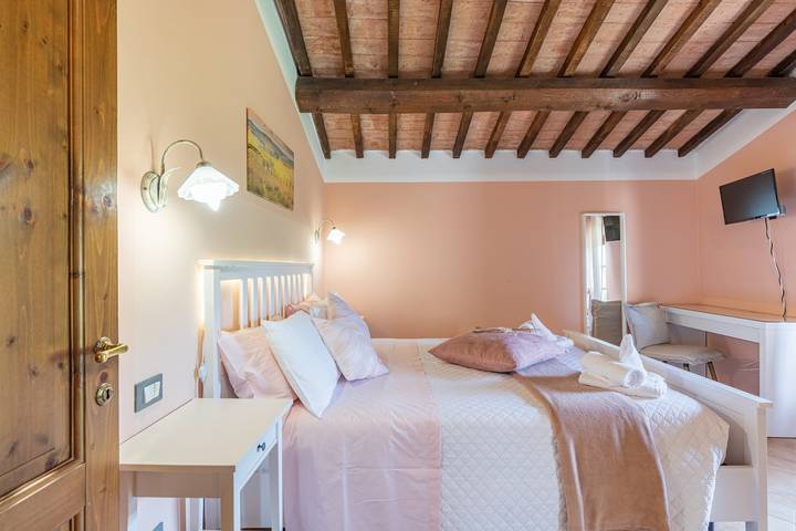 ‘Acacia’ Room with Mountain View, Shared Pool, and Wi-Fi in Chianciano Terme, Siena Province