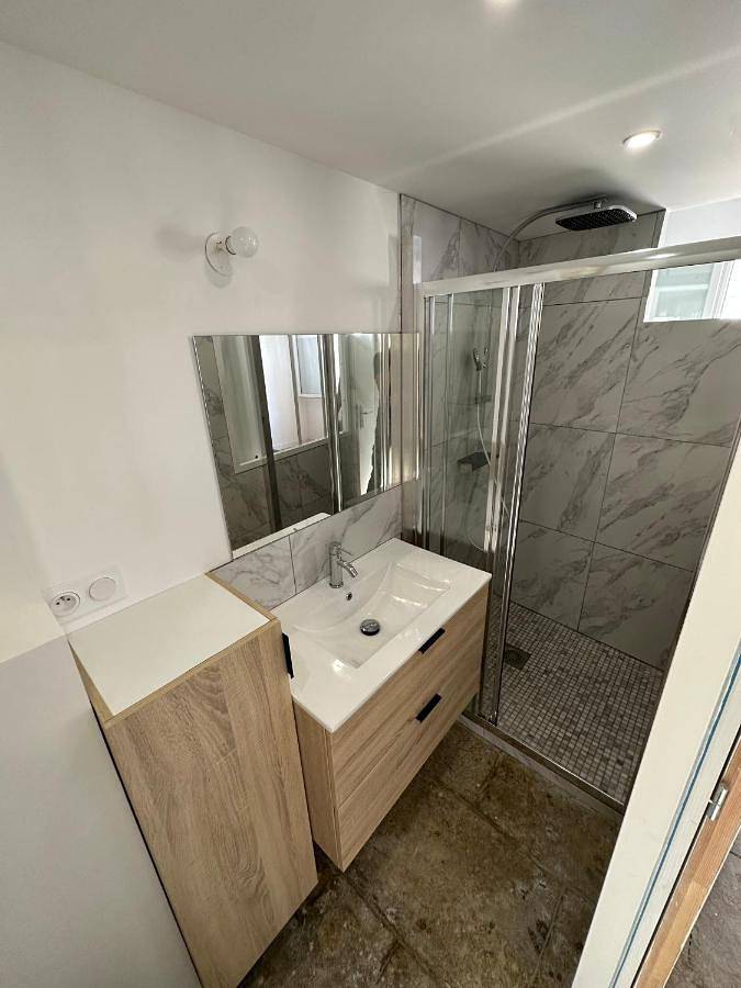 Double Room with Private Bathroom in Saint-Laurent-d'Aigouze, Côte d'Améthyste