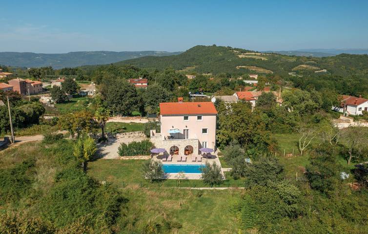 Ferienhaus für 12 Personen, mit Garten in Karojba