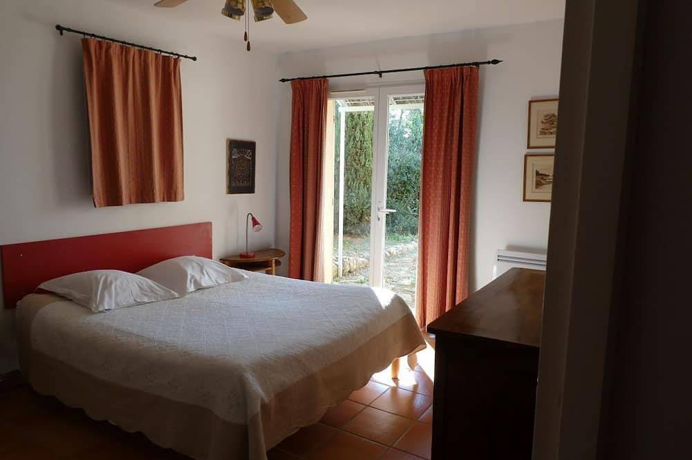 Sanary-sur-Mer, house on family property, within olive trees, near sea in Sanary-sur-Mer, Toulon region