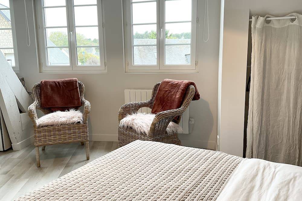 Entire apartment, Bright apartment with harbor views in Port-en-Bessin-Huppain, Bayeux region