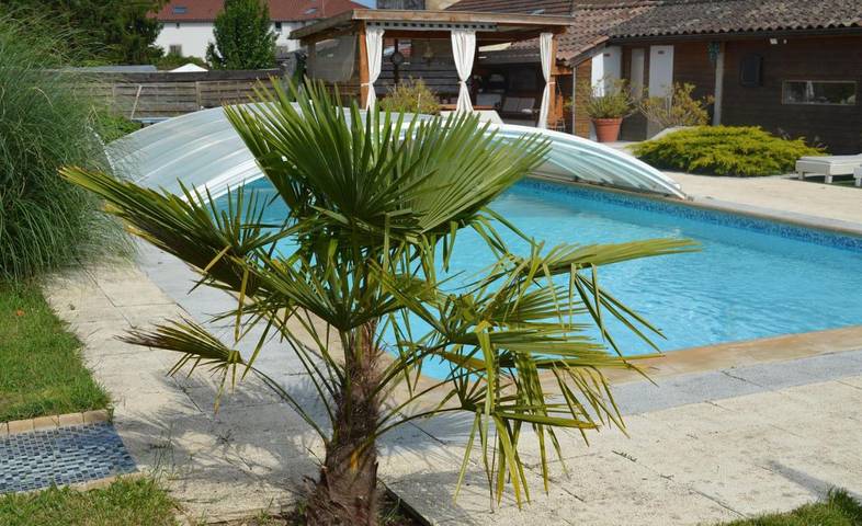 Location de vacances pour 2 personnes, avec Jacuzzi et Terrasse ainsi que Jardin et Piscine à Saint-Nizier-le-Désert