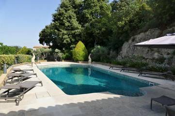 Location de vacances pour 10 personnes, avec piscine ainsi que vue et terrasse à Tourves