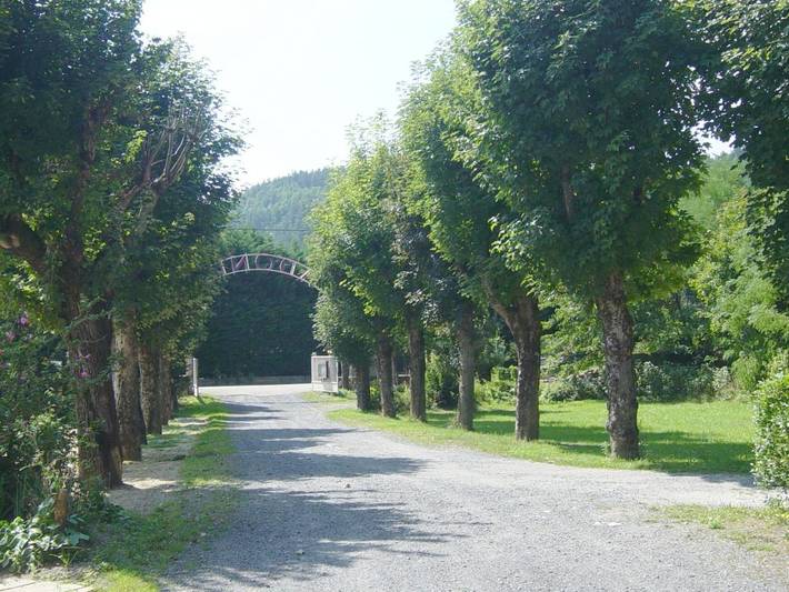 Location de vacances pour 3 personnes, avec piscine ainsi que vue et jardin à Saint-Germain-Laprade - 3