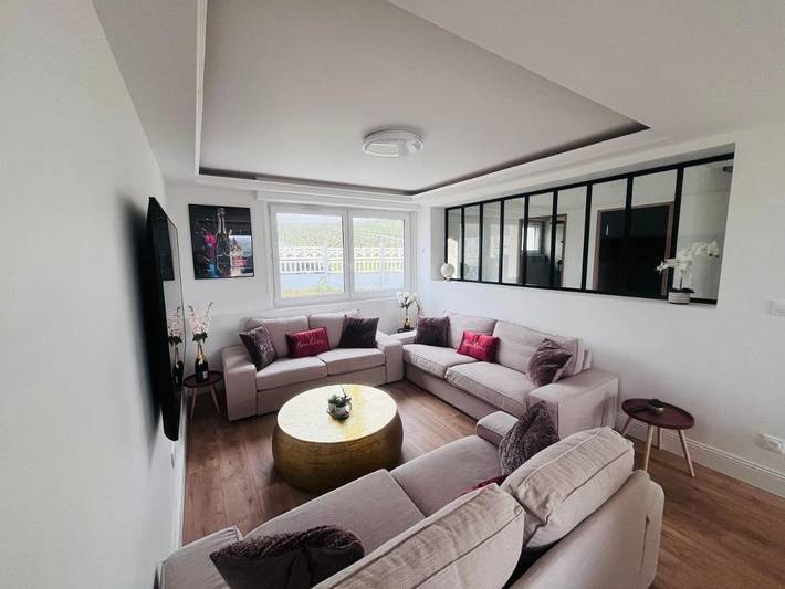 Gîte pour 10 personnes, avec Terrasse ainsi que Jardin et Vue à Pierry