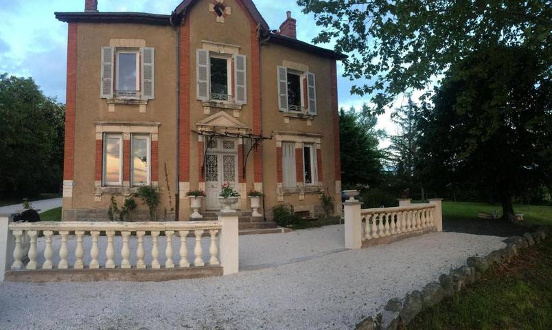 Chambre d’hôte pour 4 personnes, avec Terrasse et Jardin ainsi que Piscine et Vue