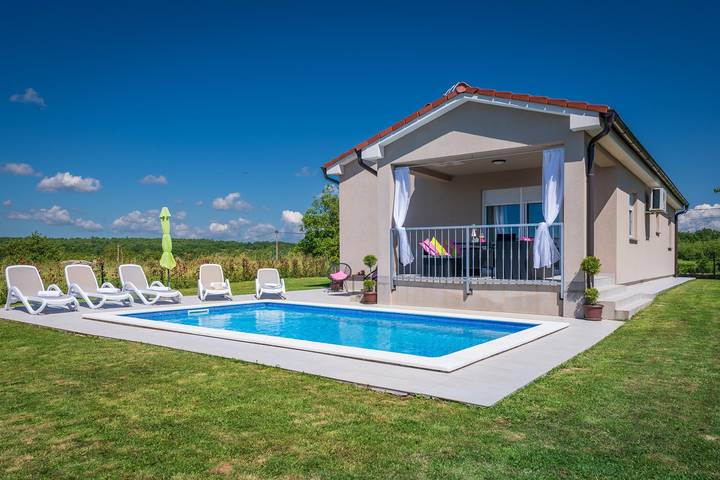 Ferienhaus für 7 Personen, mit Garten und Pool in Barban