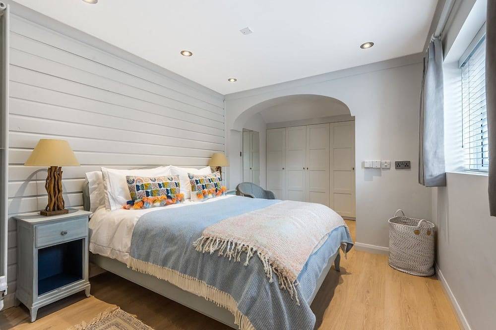 Little Orchard: West Wittering Home – Sleeps 10, 5 Bedrooms & Hot Tub in West Wittering Beach, West Wittering