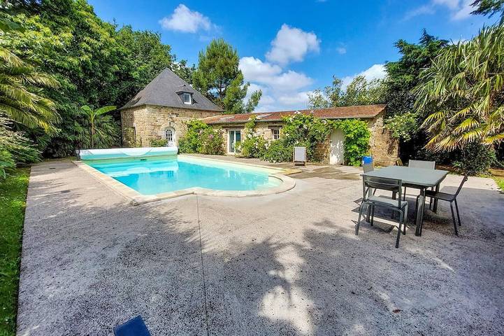 Location de vacances pour 10 personnes, avec jardin à Ploubezre