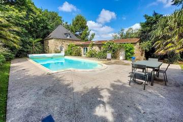 Gîte pour 10 personnes, avec jardin à Ploubezre