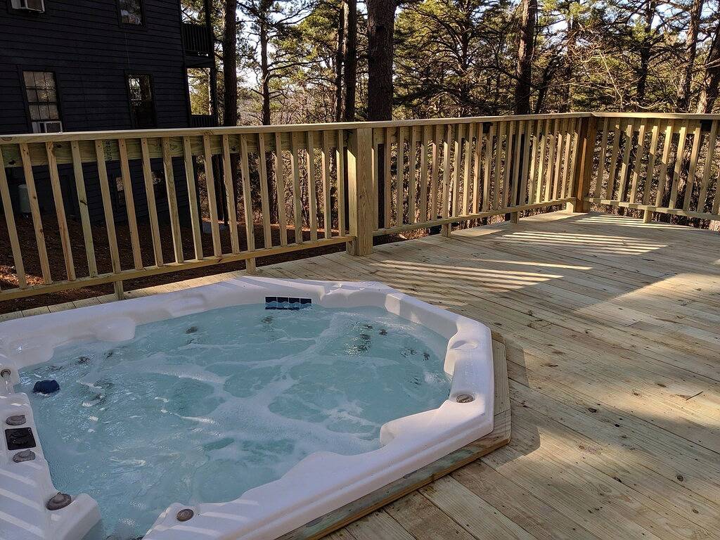 Adventure Cabin 2 with King Bed and Private Hot Tub in Eureka Springs, Carroll County (AR)