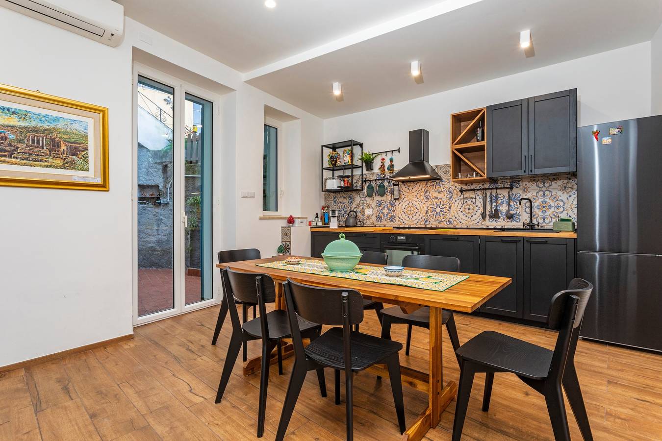 Appartement entier, Appartement "Berto Home" avec terrasse privée, Wi-Fi et climatisation in Taormina, Province de Messina