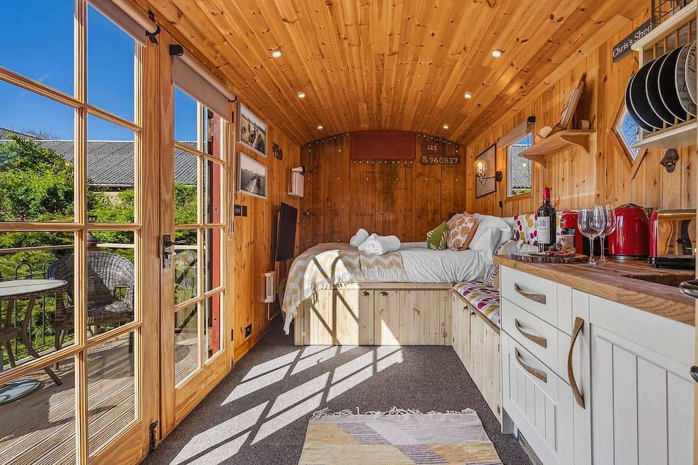 Entire apartment, Unique Cotswolds Glamping,  The Railway View in Cirencester with Parking & Wifi in Cirencester, Gloucestershire