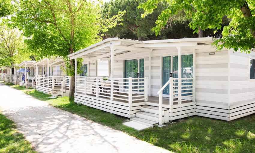 Mobil home con aire acondicionado y veranda de madera in Cesenatico, Provincia de Forlì-Cesena