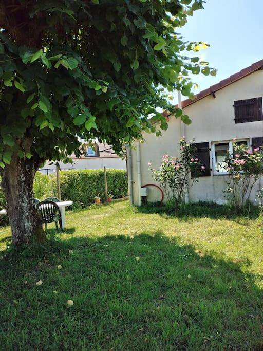Location de vacances pour 5 personnes, avec terrasse et jardin à Paray-le-Frésil - 2
