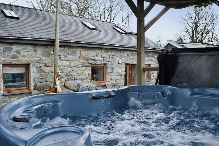 Cottage for 9 people, with garden and hot tub, with pets in Snowdonia