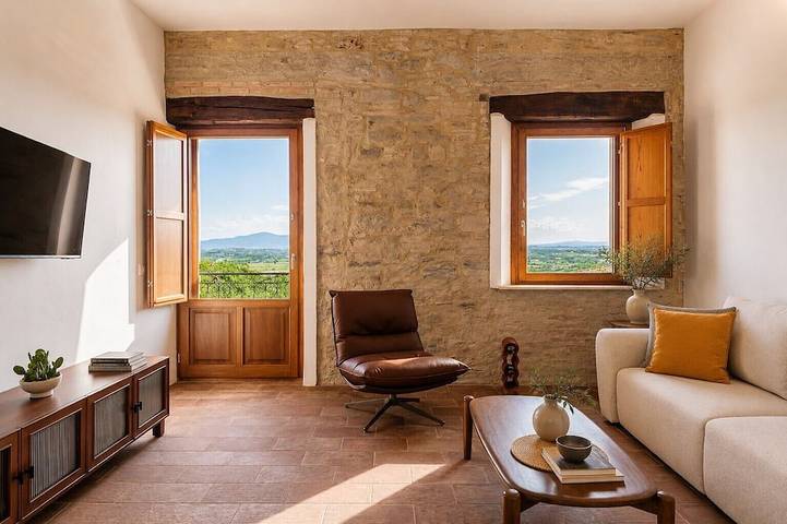 Appartamento intero, Panoramic Views in the Heart of Tuscany, Historic Borgo Apartment with balcony. in Sinalunga, Siena e dintorni