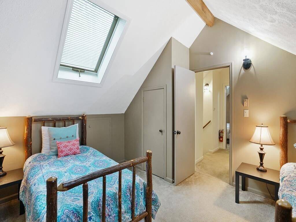 Highcliff Hideaway: In der Nähe von High Country Attraktionen, Whirlpool, Tischtennisplatte, Holzkamin, Gasgrill, 3 Kingsize-Betten, Schlafmöglichkeiten für 11, großer Speisesaal, 15% New Property Rabatt angewendet in Blue Ridge Parkway, Seven Devils