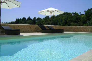 Location de vacances pour 2 personnes, avec piscine ainsi que vue et jardin à Maleville