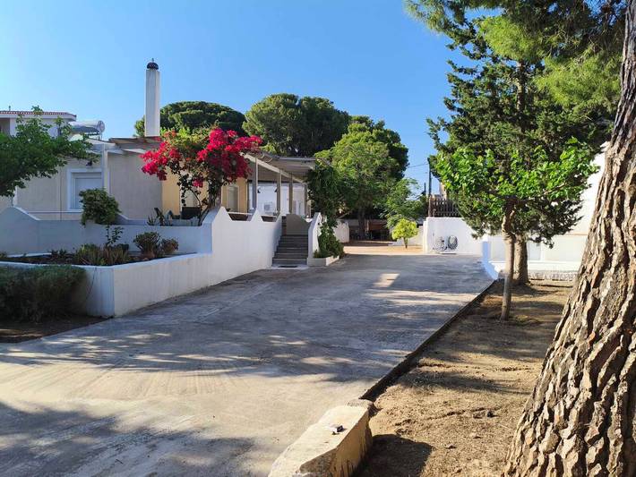 Holiday Home 'Nicks House By Zarkco' with Private Terrace, Wi-Fi and Air Conditioning in Artemida, East coast of the Attika region