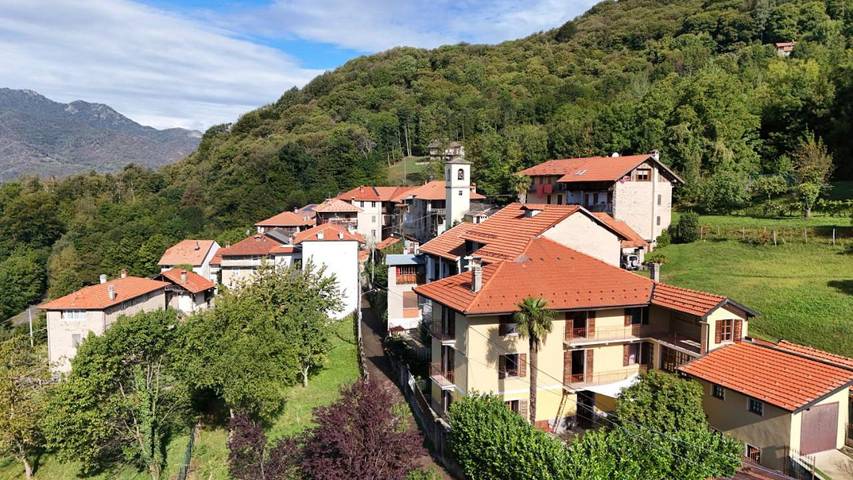 Location de vacances pour 8 personnes, avec Balcon et Terrasse ainsi que Jardin et Vue à Varallo