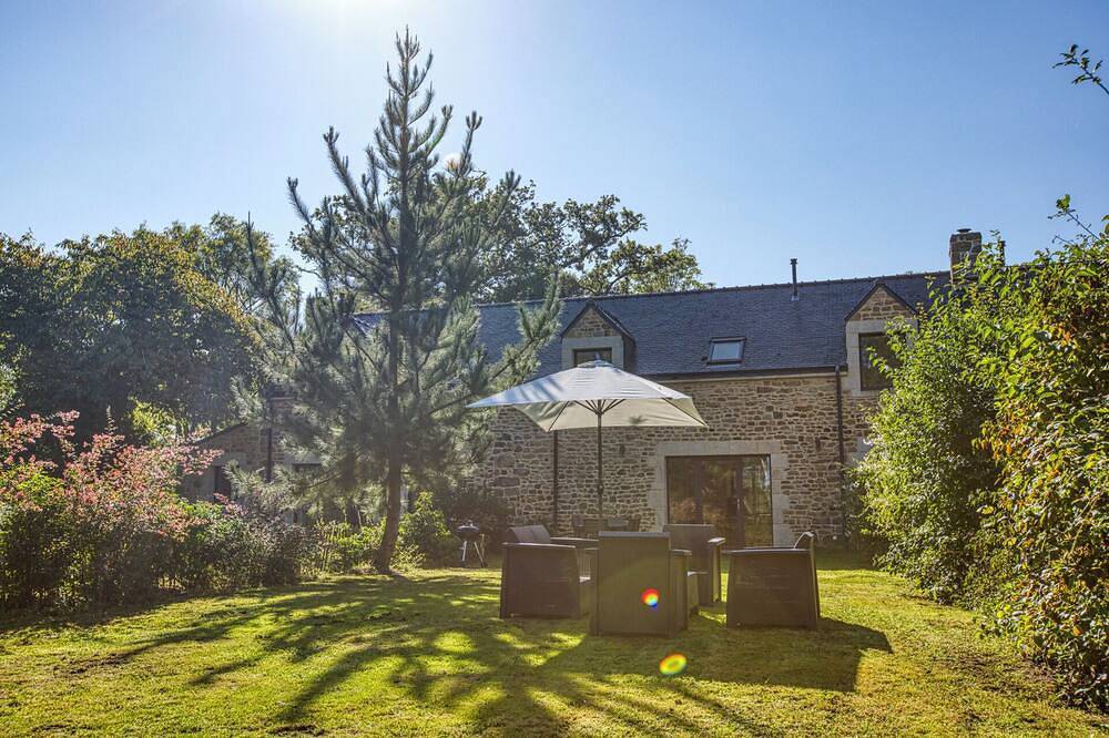 Longère Jardin Piscine et vue - Logement 1 in Locoal-Mendon, Côte des Mégalithes