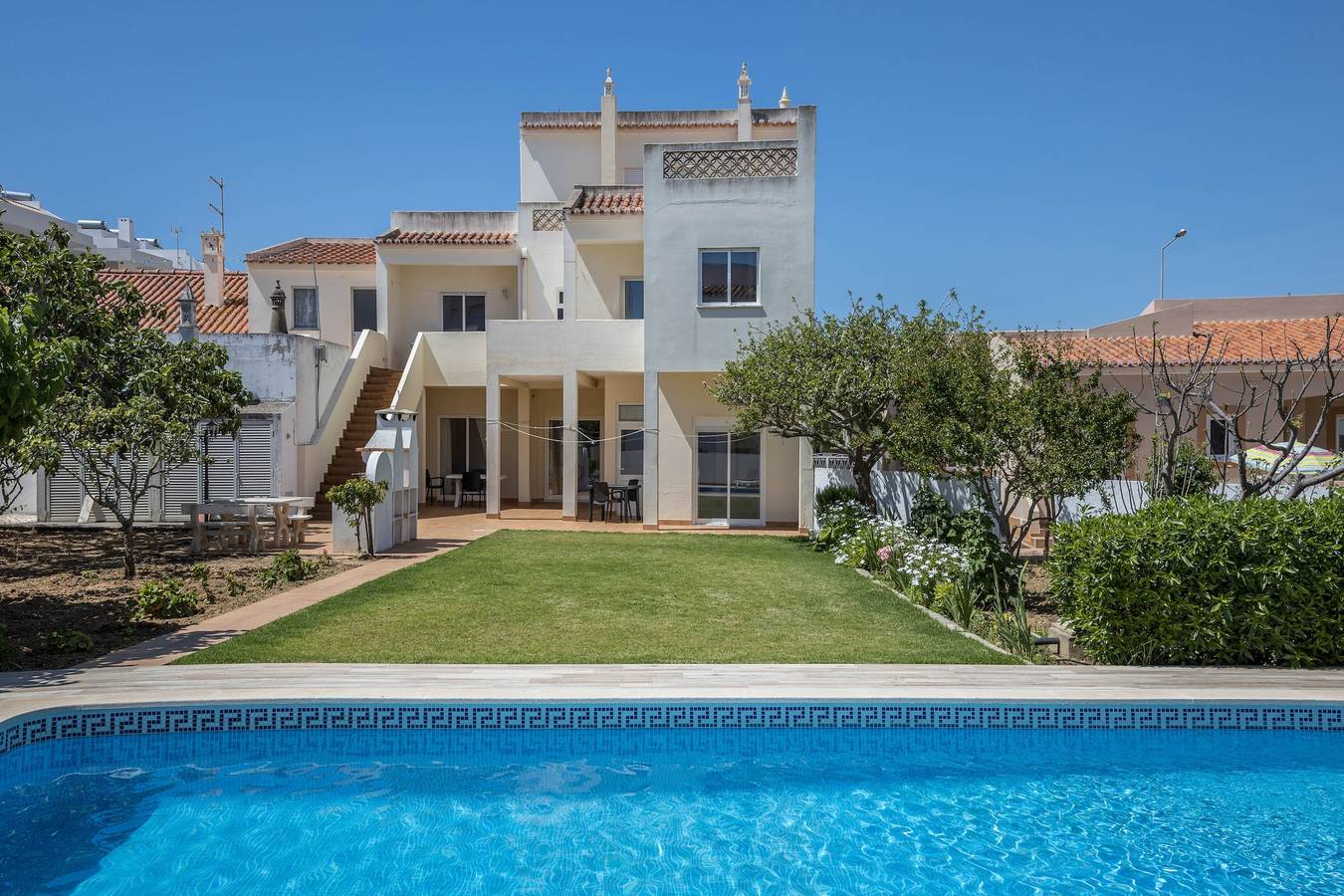 Apartamento entero, Casa de vacaciones Villas Brites nº5 con terraza descubierta, piscina compartida y Wi-Fi in Praia do Burgau, Parque Natural del Suroeste Alentejano y Costa Vicentina