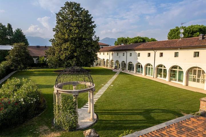 Hôtel pour 3 personnes, avec Terrasse ainsi que Jardin et Vue à Malo