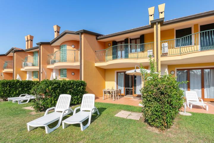 Casa vacanza per 4 persone, con piscina e terrazza, adatto a famiglie con bambini in Albarella