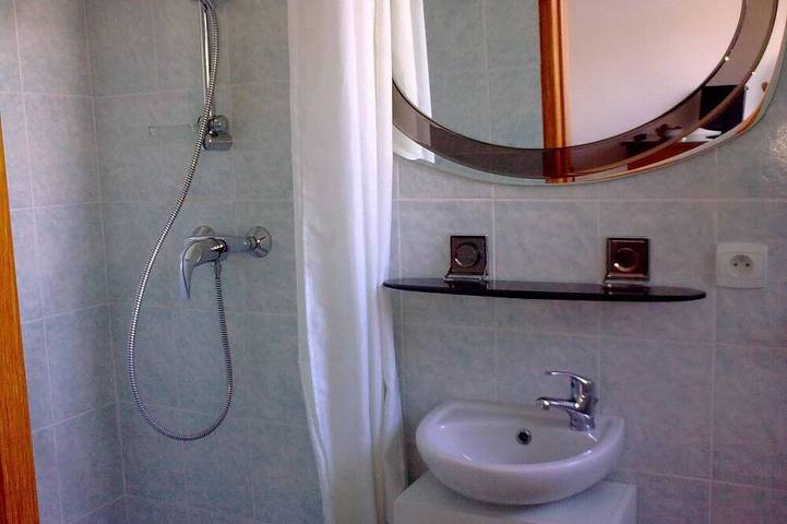 Apartamento entero, Estudio Con Aire Acondicionado. Vista de palmeras, cerca de un amplio estacionamiento gratuito y playas in Carqueiranne, Costa mediterránea (Francia)