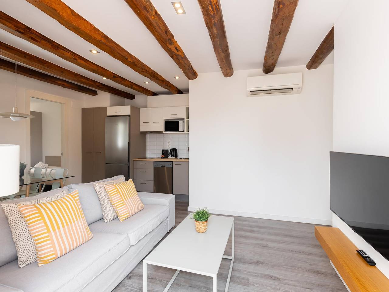 Entire holiday apartment, Apartament Àtic amb terrassa in Barcelona Centre, Barcelona