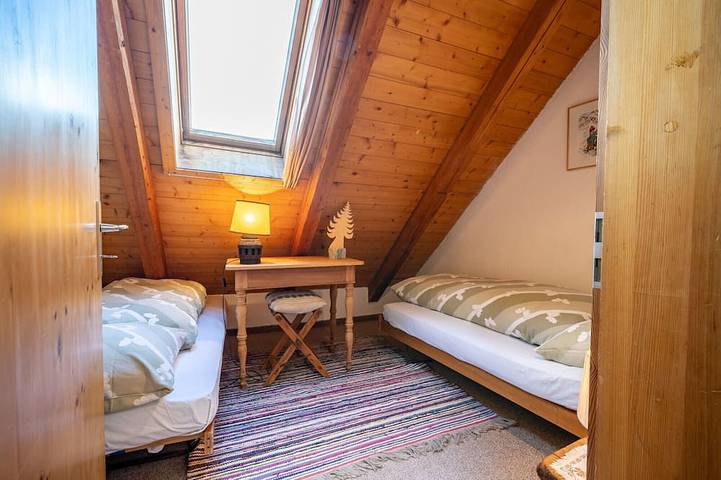Ganze Wohnung, Chasa Rosa 3: 3.5-Zimmerwohnung im idyllischen und sonnenverwöhnten Bergdorf Vnà in Vnà, Valsot