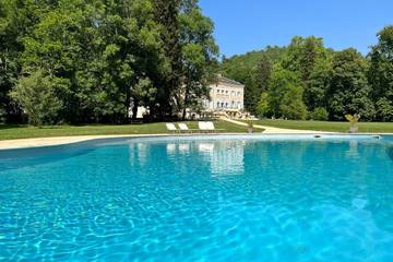 Cottage pour 30 personnes, avec jacuzzi et sauna ainsi que terrasse et jardin à La Bastide-de-Sérou