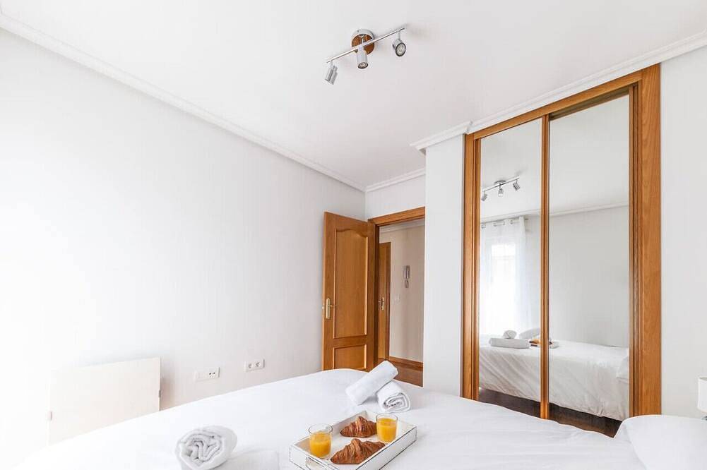 Entire apartment, Charming Coastal Apartment Steps from the Beach in Soto del Barco, Costa Verde (Spain)