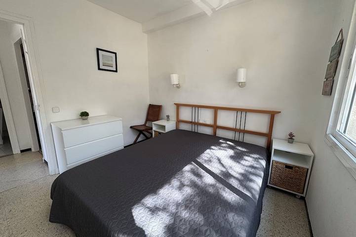 Apartamento entero, 30 m from the beach, overlooking the harbor, apartment with a beautiful balcony and Wi-Fi in Platja d'Aro, Costa Brava