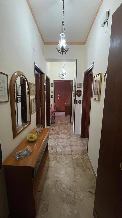 Gîte pour 4 personnes, avec terrasse dans Gallico Marina