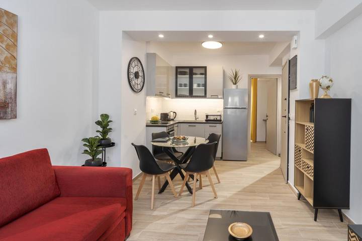 Appartement entier, Appartement 'Polisher' avec terrasse partagée, Wi-Fi et climatisation in Région d'Iraklio-Héraklion