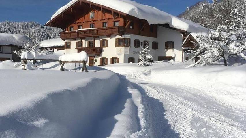 Ferienhaus für 10 Personen, mit Ausblick und Garten sowie Balkon, kinderfreundlich in Rettenschöss